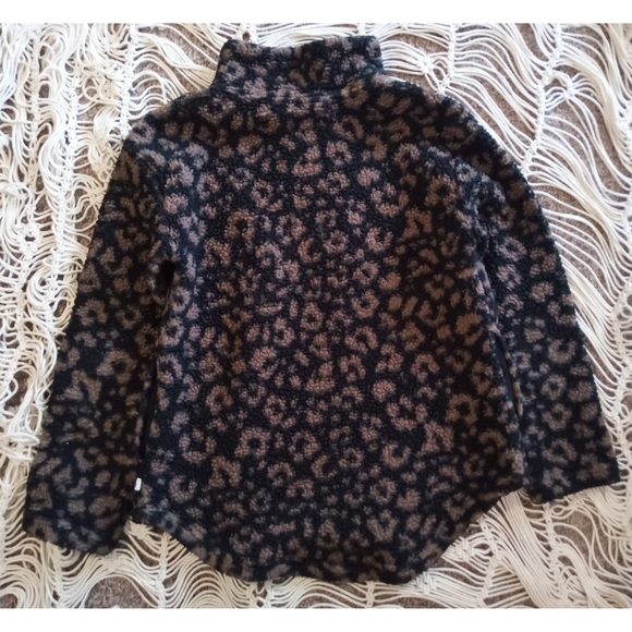 Koolaburra by UGG Brushed Back Sherpa Pullover BigLeopard Print Womens small - Picture 2 of 4